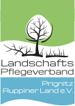 Logo des Landschaftspflegeverbands Prignitz - Ruppiner Land e.V. Ein Linde in der Kulturlandschaft in den Farben des Vereins, grün und blau.